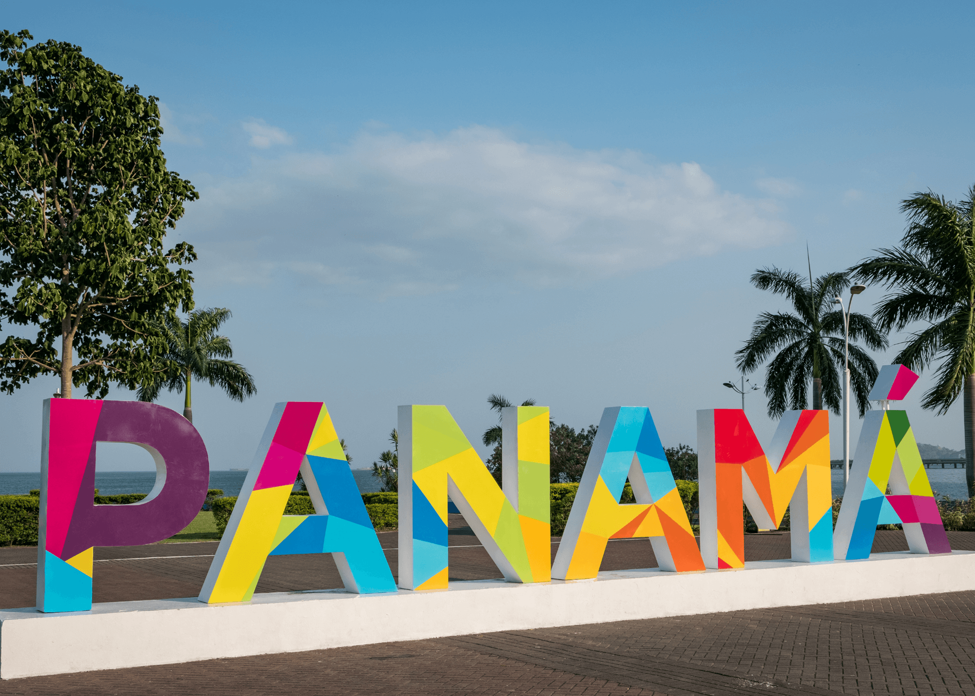 A statue depiction of Panama city